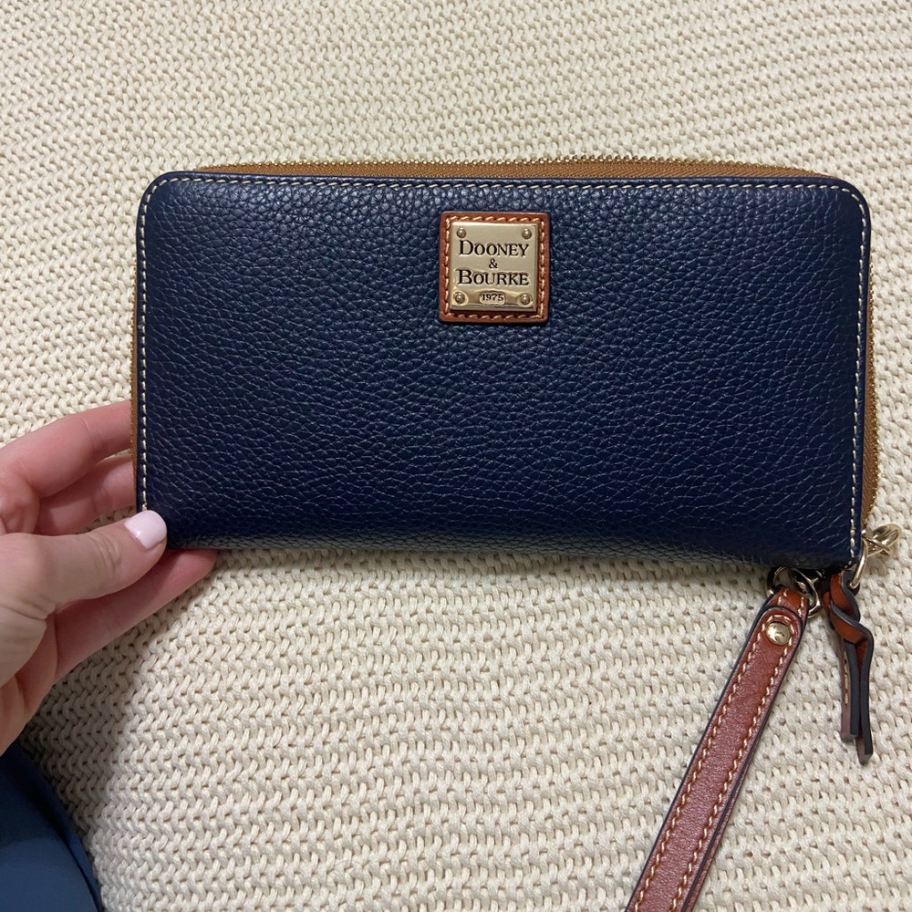 Like new Dooney & Bourke wallet in midnight blue
